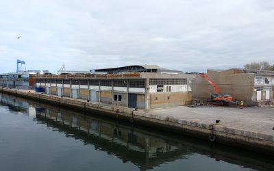 El Puerto de Huelva inicia desde hoy el derribo de la antigua lonja y posteriormente continuará con las naves de exportadores que vayan quedando desocupadas