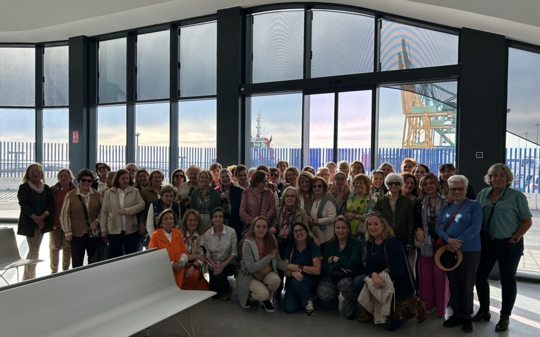La asociación de Antiguas Alumnas del Colegio de las Teresianas conocen la nueva terminal de pasajeros del Puerto de Huelva