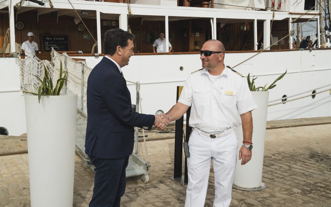 El presidente del Puerto de Huelva da la bienvenida al velero de lujo Sea Cloud, que permanecerá atracado en el Muelle de Levante sur hasta el sábado por la tarde